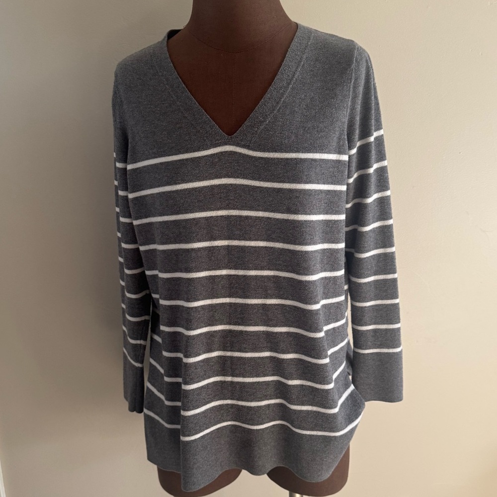 Old Navy Gray and White V-Neck Sweater
